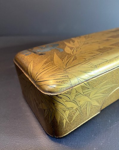 Giappone - Periodo Edo (1601-1868), Fumibako in lacca dorata su sfondo kinji e nashiji con decorazioni in bambù.