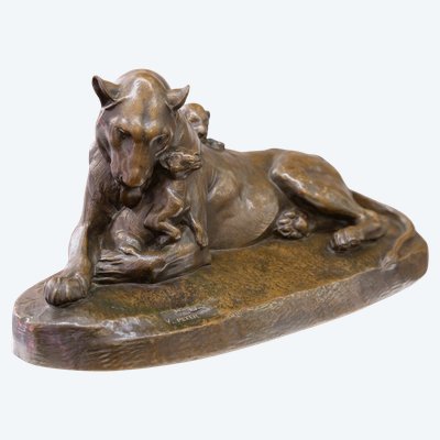 Skulptur – Löwin mit Jungen, Victor Peter (1840–1918) – Bronze