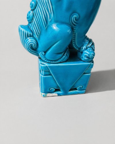 Paar blaue Foo-Hunde – Blaue chinesische glasierte Keramik – Mitte des 20. Jahrhunderts