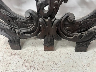 Elément d'architecture en chêne sculpté monogrammé  " V D " XVIII siècle