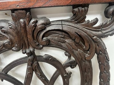 Elément d'architecture en chêne sculpté monogrammé  " V D " XVIII siècle