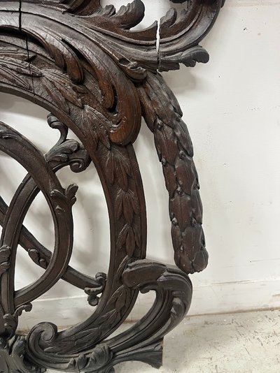 Elément d'architecture en chêne sculpté monogrammé  " V D " XVIII siècle