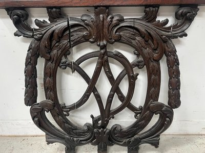 Elément d'architecture en chêne sculpté monogrammé  " V D " XVIII siècle