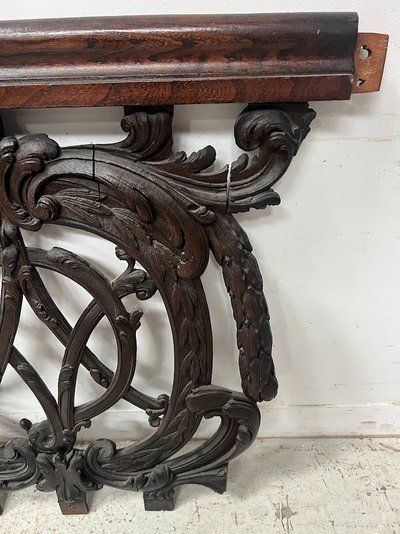 Elément d'architecture en chêne sculpté monogrammé  " V D " XVIII siècle