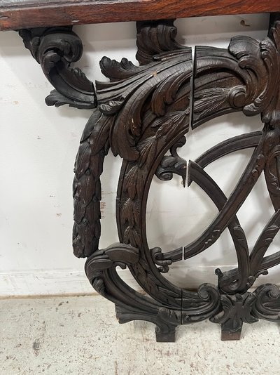 Elément d'architecture en chêne sculpté monogrammé  " V D " XVIII siècle