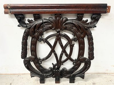 Elément d'architecture en chêne sculpté monogrammé  " V D " XVIII siècle