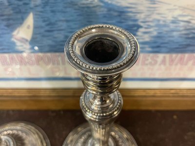 Paire de bougeoirs en bronze argenté début XXème