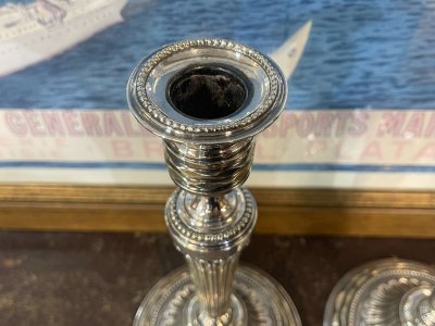 Paire de bougeoirs en bronze argenté début XXème