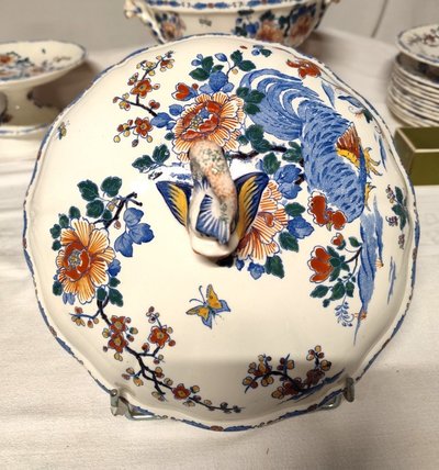 Gien factory. Circa 1900. Earthenware dinner service, "Rooster and Peony" pattern, 37 pieces.