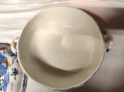 Gien factory. Circa 1900. Earthenware dinner service, "Rooster and Peony" pattern, 37 pieces.