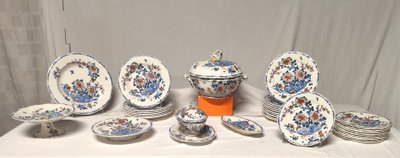 Gien factory. Circa 1900. Earthenware dinner service, "Rooster and Peony" pattern, 37 pieces.
