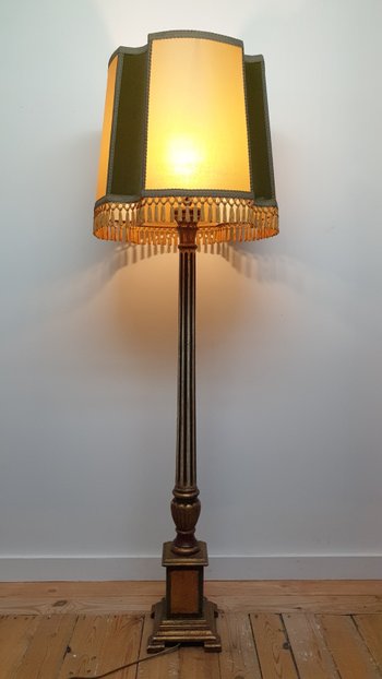 Lampadaire en bois polychromé circa 1970