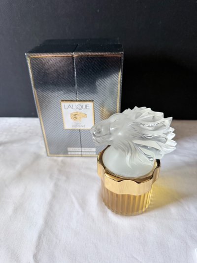 Lalique – “Les Mascottes” Flacon de parfum en cristal satiné – Lion sculpté