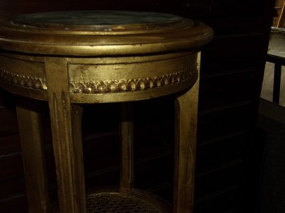 Tavolino del XIX secolo in legno dorato.