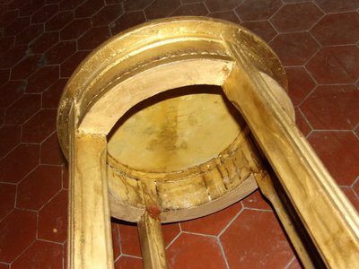 Tavolino del XIX secolo in legno dorato.