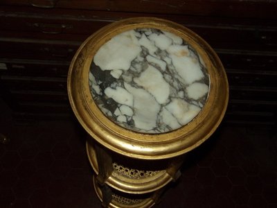 Tavolino del XIX secolo in legno dorato.