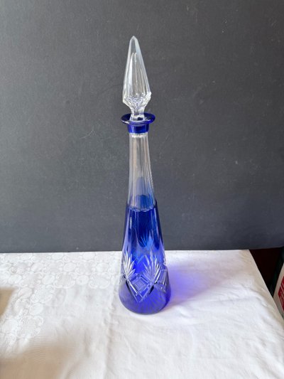 Élégante carafe en cristal overlay bleu cobalt taillé