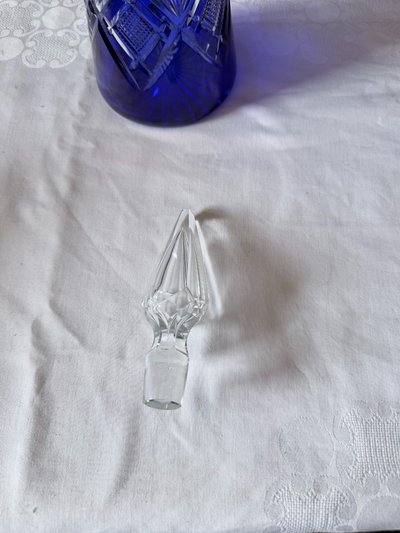 Élégante carafe en cristal overlay bleu cobalt taillé