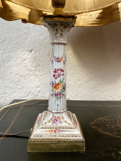 Paire de lampes en porcelaine à décor de fleurs et abat-jour juponnés, XIXe