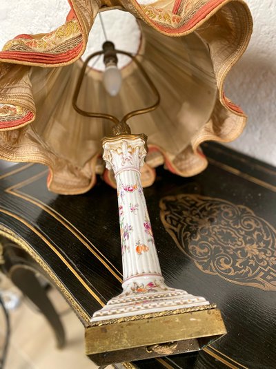 Paire de lampes en porcelaine à décor de fleurs et abat-jour juponnés, XIXe