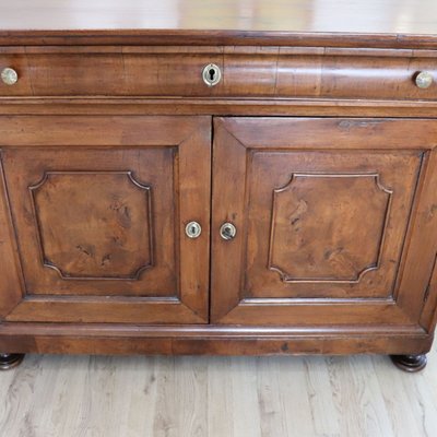 Credenza antica in noce, Italia, metà del XIX secolo, restaurata.
