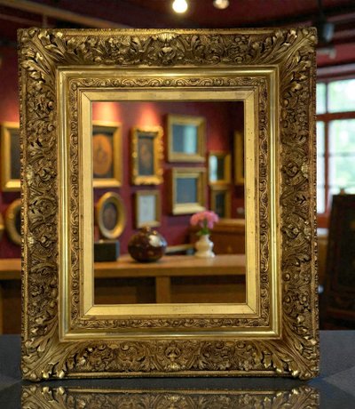 CADRE XIXe RICHEMENT SCULPTÉ EN BOIS ET STUC DORÉ POUR PEINTURE 47 cm x 36 cm