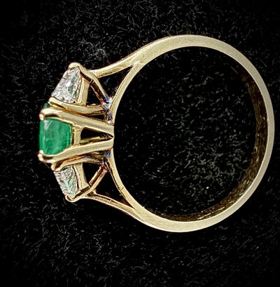 Bague or jaune 18 carats, émeraude naturelle 0,70 ct, 2 diamants taille triangle