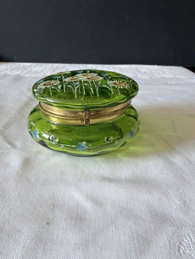 Antike grüne Schmuckschatulle aus emailliertem Glas mit Gänseblümchen – Jugendstil