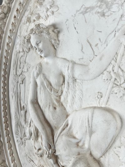 Médaillon panneau mural en relief, scène allégorique, XXe siècle