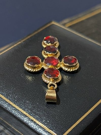 Pendentif Croix Or 18k et Grenat de Catalan Bijou traditionnel