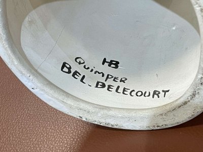 Vierge à l’Enfant en faïence de Quimper à fond ivoire de Bel DELECOURT (1915 - 2017)