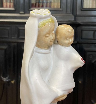 Vierge à l’Enfant en faïence de Quimper à fond ivoire de Bel DELECOURT (1915 - 2017)