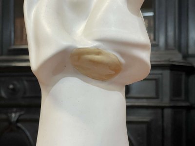 Vierge à l’Enfant en faïence de Quimper à fond ivoire de Bel DELECOURT (1915 - 2017)