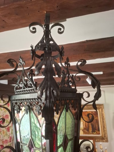 Lanterne en fer forgé et vitraux montés au plomb, d’époque XIXème siècle.