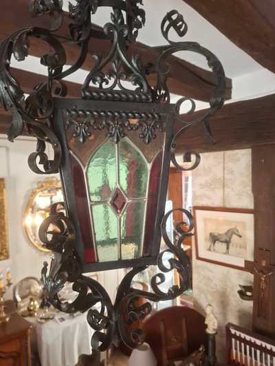 Lanterne en fer forgé et vitraux montés au plomb, d’époque XIXème siècle.