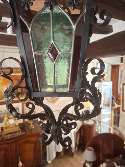 Lanterne en fer forgé et vitraux montés au plomb, d’époque XIXème siècle.
