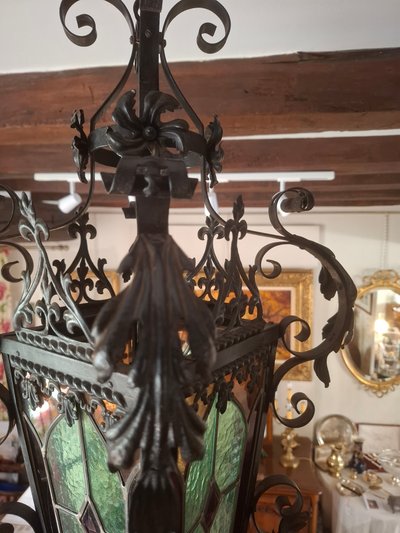 Lanterne en fer forgé et vitraux montés au plomb, d’époque XIXème siècle.