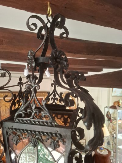 Lanterne en fer forgé et vitraux montés au plomb, d’époque XIXème siècle.