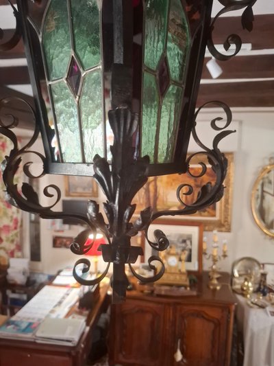 Lanterne en fer forgé et vitraux montés au plomb, d’époque XIXème siècle.