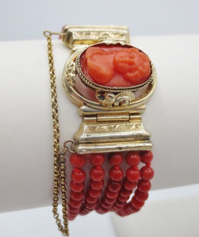 Bracelet en corail et vermeil, XIXe siècle.