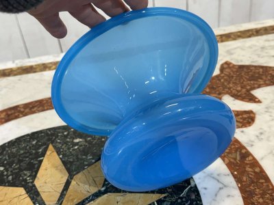 Vaso - sputacchiera antica del XIX secolo in vetro opalino blu