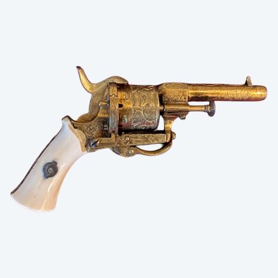 Révolver à broche (6 coups) , calibre 5,5 gravé et plaqué or - Provenance Comte de Paris 