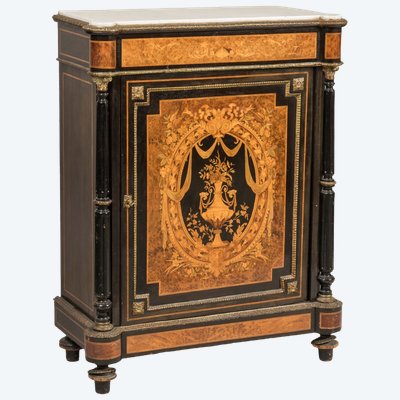Tavolino in legno laccato nero con intarsi.