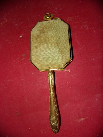 Specchio portatile in rame, XIX secolo.