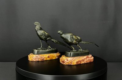 Paire de faisans en bronze patiné sur marbre rouge 