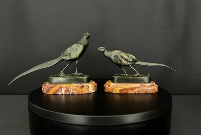 Paire de faisans en bronze patiné sur marbre rouge 