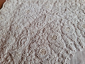 Mouchoir avec une extraordinaire broderie, époque XIXe siècle