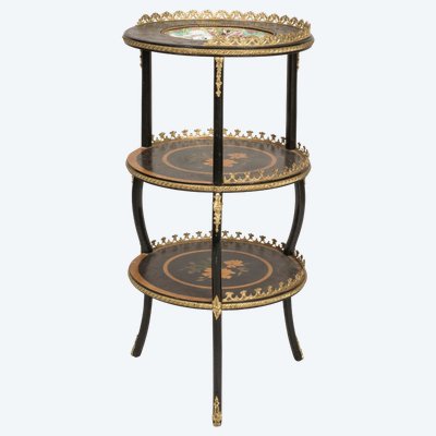 Una credenza intarsiata con colonne curve staccate.