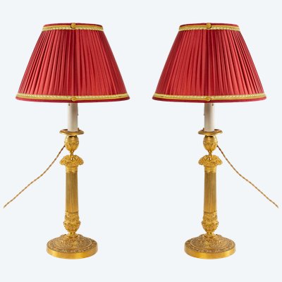 Coppia di torce del periodo della Restaurazione in bronzo finemente cesellato e dorato, montate come lampade, circa 1820.