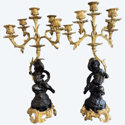 Paire de candélabres aux putti, à cinq lumières en bronze patiné et doré